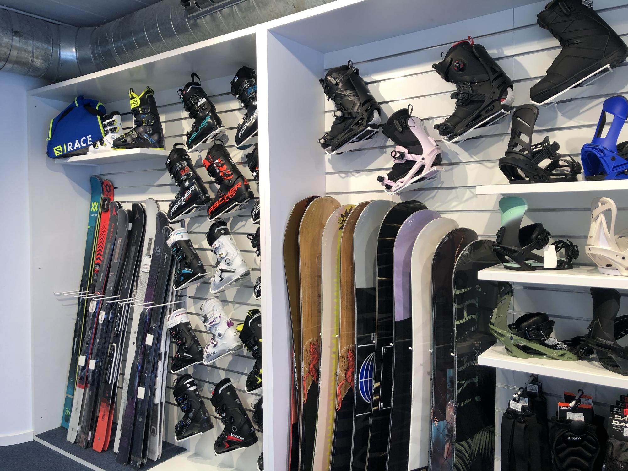 Equipement ski complet junior - Skis, bottes, casque et bâtons - Esports  Elit Vies ferrades i guies muntanya Andorra. Esquí i telemark a Andorra